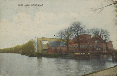 130249 Gezicht op de Persilfabriek aan het Merwedekanaal te Jutphaas, met rechts de brug over de Doorslag.N.B. De ...